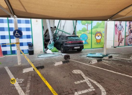 ඩුබායි ,රියදුරු තිරිංග වෙනුවට Accelerator තද කර අල් වාසල් වීදියේ වෙළඳසැලකට කඩා වැදෙයි.